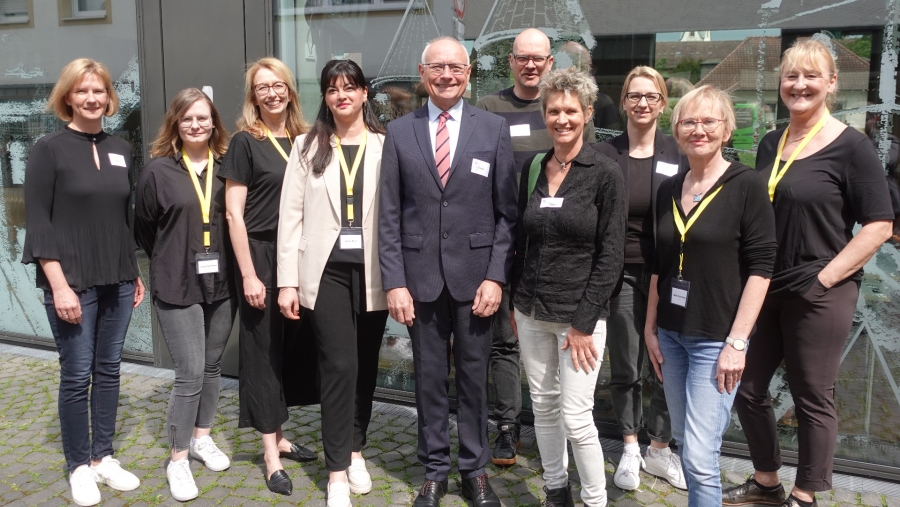 Foto (v.r.n.l.): Stefanie Meier (Behindertenbeauftragte Stadt Paderborn), Laura Fortmeier (Koordinierungsstelle Inklusion Stadt Paderborn), Alexandra Mader (EUTB), Zehra Bavli (Psychiatriekoordinatorin, Leitung Sozialpsychiatrischer Dienst Kreis Paderborn), Hans-Bernd Janzen (stellvertr. LR), Stephan Wieners (KSL), Sabine Kramm (stellvertr. BM), Bettina Benz (KSL), Jutta Vormberg (EUTB), Michaela Weigel (Leitung Abt. Soziale Teilhabe) Copyright: Kreis Paderborn